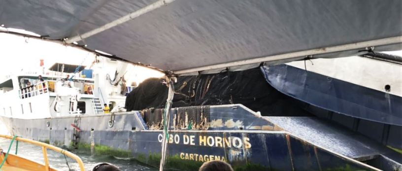 Embarcación amarrada al muelle internacional de Manta. Manabí, Ecuador.