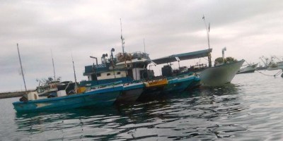 Embarcaciones pesqueras retenidas en el puerto de Manta, por transportar combustible ilegalmente. Manabí, Ecuador.