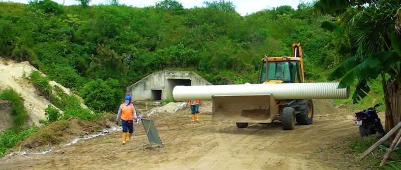 Tubería usada para construir el colector de aguas servidas de Urbirríos y otras ciudadelas aledañas, en Manta. Manabí, Ecuador.