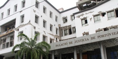 Fachada del Palacio de Justicia de Portoviejo, con las averías que le dejó el terremoto de abril 2016. Manabí, Ecuador.