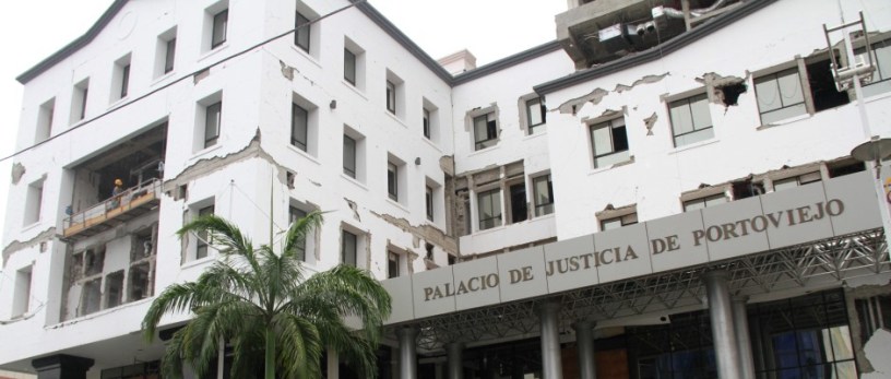 Fachada del Palacio de Justicia de Portoviejo, con las averías que le dejó el terremoto de abril 2016. Manabí, Ecuador.