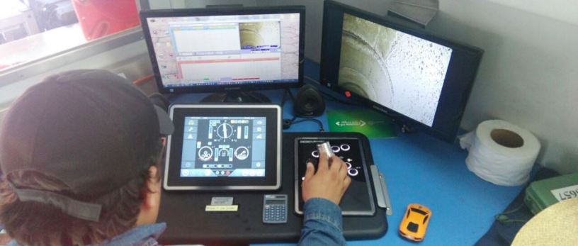 Panel de mando de un robot que inspecciona las entrañas del alcantarillado de la ciudad de Manta. Manabí, Ecuador.