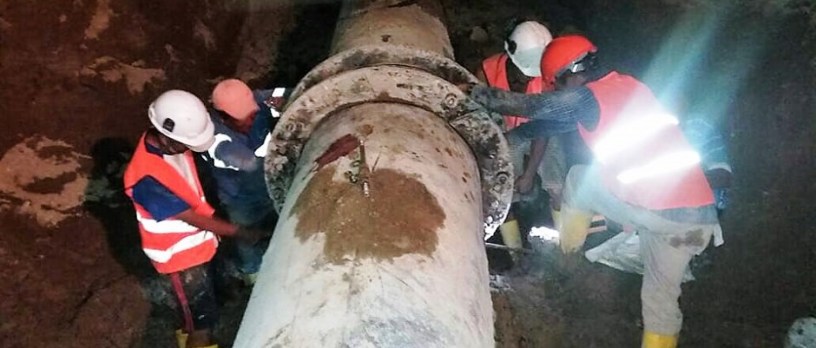 Técnicos y obreros de la EPAM reacoplan el acueducto principal de Manta. Manabí, Ecuador.