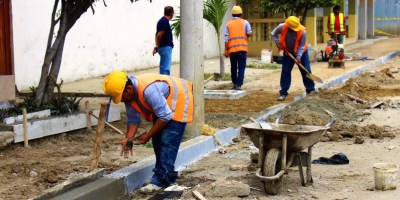 Obreros del Consorcio Tarqui reconstruyen un tramo de acera de una calle de Tarqui, Manta. Manabí, Ecuador.