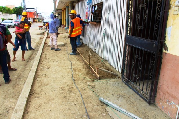 Acera de una calle de Tarqui en reconstrucción, Manta. Manabí, Ecuador.