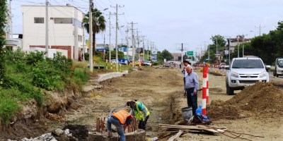 Reconstrucción de la vía principal que comunica a la Ciudadela El Palmar de la ciudad de Manta. Manabí, Ecuador.