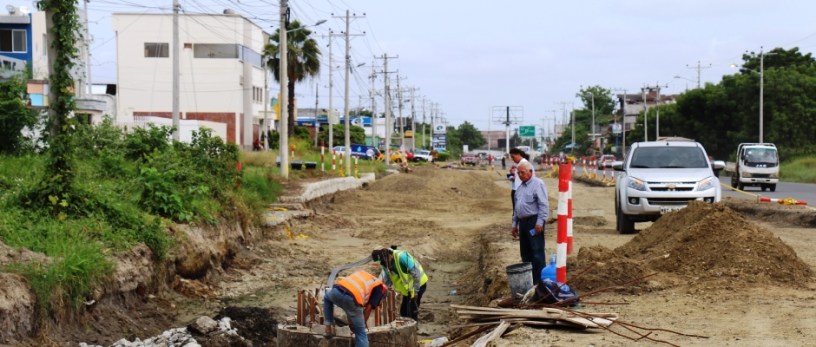 Reconstrucción de la vía principal que comunica a la Ciudadela El Palmar de la ciudad de Manta. Manabí, Ecuador.