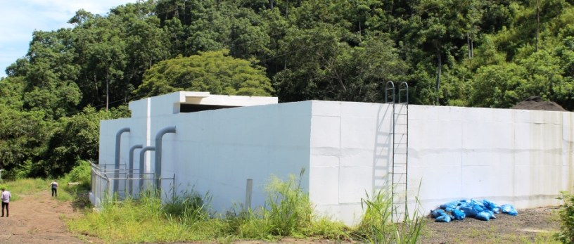 Reservorios de agua potable en la cima del Cerro Guayas de Chone. Manabí, Ecuador.