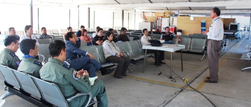 Reunión en el aeropuerto de Manta, sobre los riesgos de la aviación a causa de los rayos láser y los drones. Manabí, Ecuador.