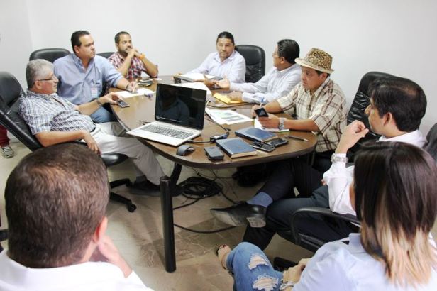 Funcionarios técnicos de agua potable y alcantarillado de Manta y Montecristi coordinan acciones para superar un problema de contaminación ambiental que emana del Río Muerto. Manabí, Ecuador.