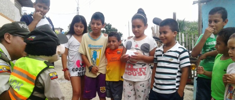 Paquito, el títere de la Policía Nacional, divierte a niños de barrios populares de Portoviejo. Manabí, Ecuador.