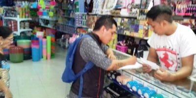 Un funcionario municipal de Chone socializa la actualización del catastro urbano. Manabí, Ecuador.