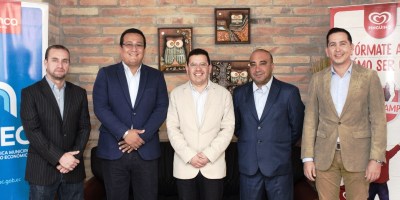 Funcionarios de Unilever Andina y representantes del GAD de Cuenca, en la firma de un convenio de cooperación con el programa laboral Soy Pingüino. Ecuador.