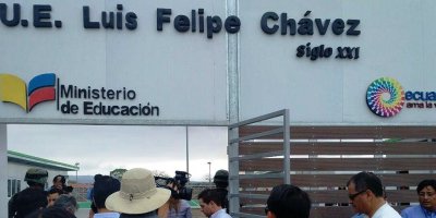 Instante en que el expresidente Rafael Correa Delgado ingresaba a la Unidad Educativa Luis Felipe Chávez, siglo XXI, para inaugurarla en Jaramijó. Manabí, Ecuador.