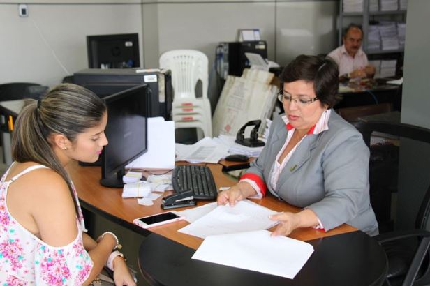 Andrea Delgado, usuaria de la EPAM, en la oficina de recaudaciones de la empresa. Manabí, Ecuador.
