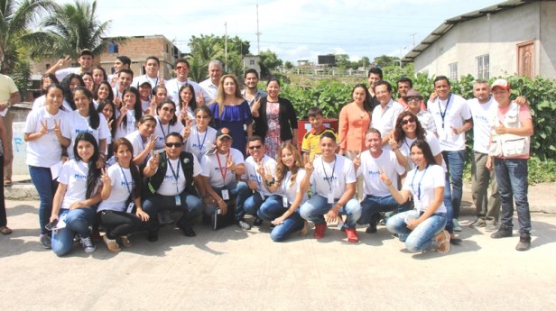 Voluntarios de la ULEAM promotores de mantener limpios los cauces de los ríos de Manta. Manabí, Ecuador.