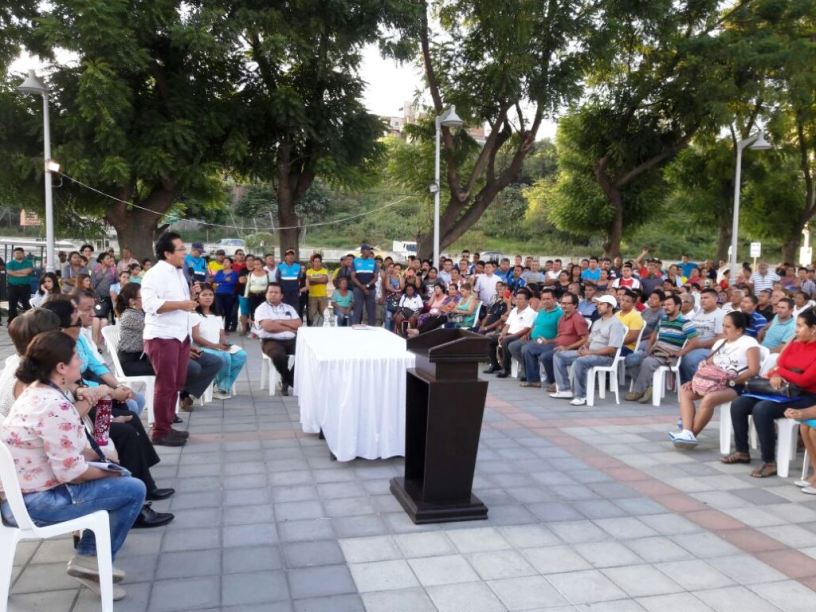 Alcalde y comerciantes de pequeños negocios del Nuevo Tarqui (Manta) discuten la aplicación de una tasa municipal por el juso de espacio público. Manabí, Ecuador.