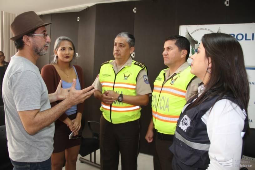 Raymundo Zambrano y Grace Macías dialogan con los oficiales de Policía organizadores de la campaña radial de amorfinos contra la violencia intrafamiliar. Manabí, Ecuador.