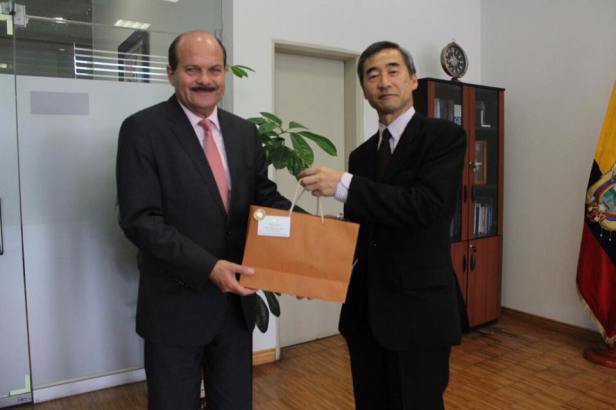 El asambleísta manabita Carlos Bergmann y el embajador de Japón Nitoshi Noda. Quito, Ecuador.