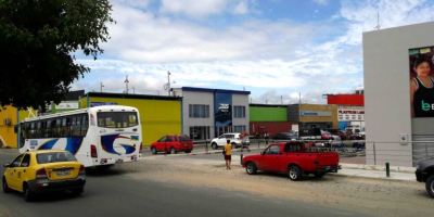 Aspecto de la calle transversal de la Zona Comercial Nuevo Tarqui de Manta. Manabí, Ecuador.