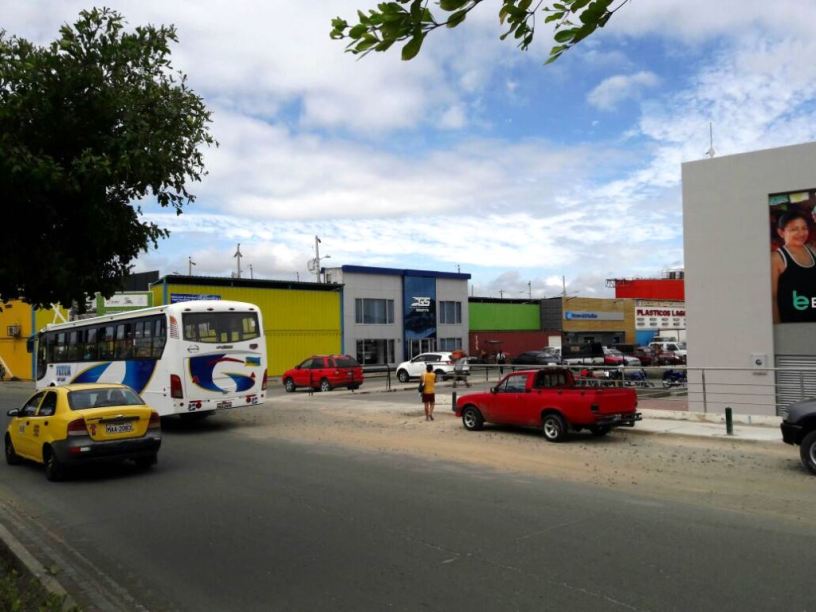 Aspecto de la calle transversal de la Zona Comercial Nuevo Tarqui de Manta. Manabí, Ecuador.