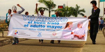 Marcha en la avenida del malecón de Manta, promoviendo los derechos de los adultos mayores. Manabí, Ecuador.