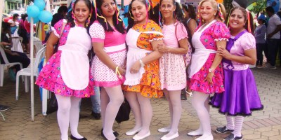 Mujeres de Montecristi, en una representación coreográfica de la vida escolar. Manaabí, Ecuador.