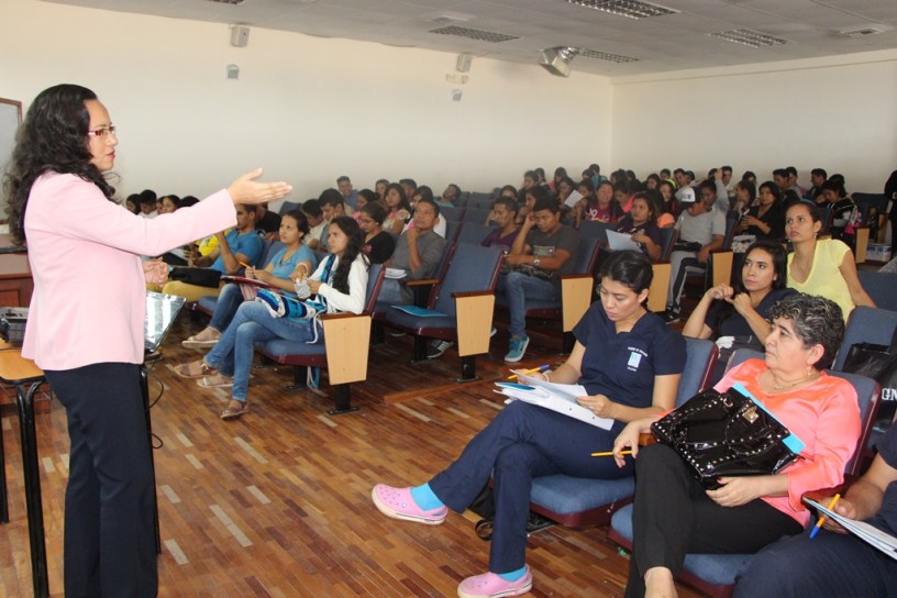Una expositora municipal habla a estudiantes universitarios, en Manta, sobre el derecho de estos a participar en la gestión pública del país. Manabí, Ecuador.