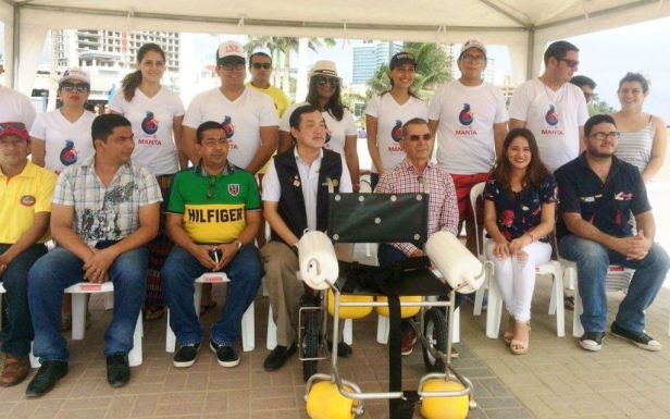 Miembros del Club Rotario de Manabí, junto al prefecto provincial, donan silla anfibia a la Dirección Municipal de Turismo de Manta. Manabí, Ecuador.