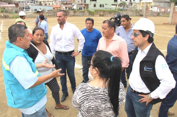 El vicealcalde de Manta escucha las explicaciones de quienes están al frente de la reconstrucción de Tarqui y Los Esteros. Manabí, Ecuador.