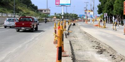 Zanja en la Avenida de la Cultura de Manta, donde ha sido enterrada una gran alcantarilla para evacuar el agua servida de la ciudad. Manabí, Ecuador.