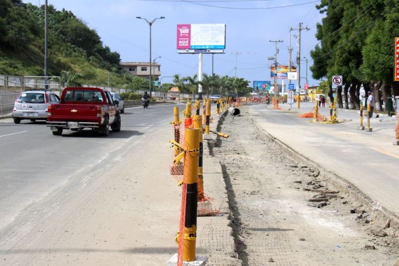 Zanja en la Avenida de la Cultura de Manta, donde ha sido enterrada una gran alcantarilla para evacuar el agua servida de la ciudad. Manabí, Ecuador.