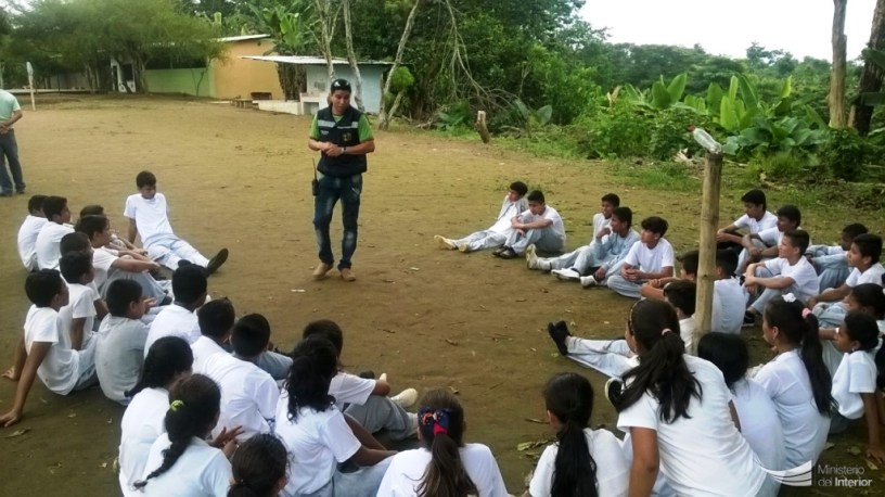 Agente de la DINAPEN instruye a estudiantes de El Carmen, advirtiéndoles los peligros que encierran las redes sociales de Internet. Manabí, Ecuador.