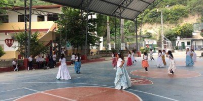 Niñas de una escuela Fe y Alegría ensayan danza folclórica en el patio del plantel. Manabí, Ecuador.