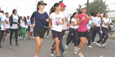 Mujeres atletas corren en festival policial anti drogas en Portoviejo. Manabí, Ecuador.