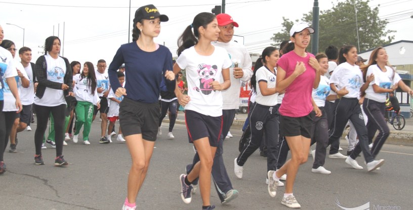 Mujeres atletas corren en festival policial anti drogas en Portoviejo. Manabí, Ecuador.