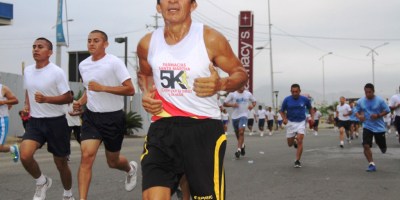 Atletas corriendo en la ciudad de Manta. Manabí, Ecuador.