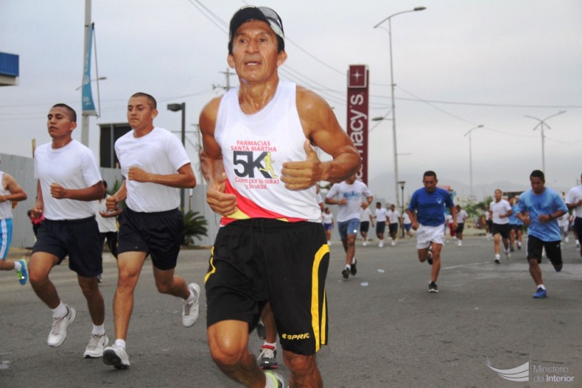 Atletas corriendo en la ciudad de Manta. Manabí, Ecuador.