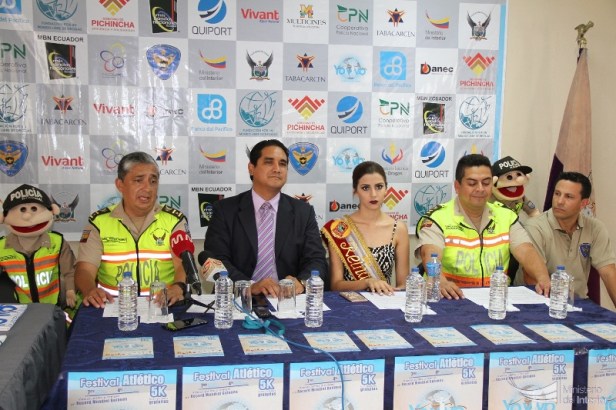 Autoridades promotoras del Festival Atlético Yo Vivo Sin Drogas, en la rueda de prensa donde anunciaron el evento. Manabí, Ecuador.
