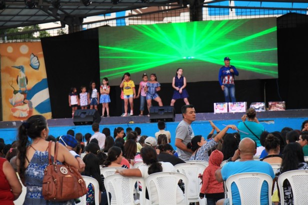 Show infantil en la concha acústica de la plaza cívica de Manta, celebrando el Día del Niño. Manabí, Ecuador.
