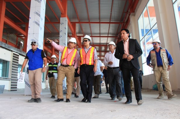 Gerentes del BEDE, regional y nacional, encabezan inspección en el interior del terminal terrestre de Manta en construcción. Manabí, Ecuador.