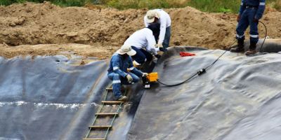 Reparación del revestimiento impermeable de las lagunas depuradoras de las aguas servidas de Manta. Manabí, Ecuador.