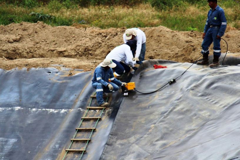 Reparación del revestimiento impermeable de las lagunas depuradoras de las aguas servidas de Manta. Manabí, Ecuador.