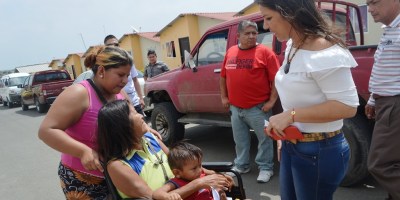 Ministra de la Vivienda, María Alejandra Vicuña, durante su visita al conjunto habitacional Sí Mi Casa de Manta. Manabí, Ecuador.