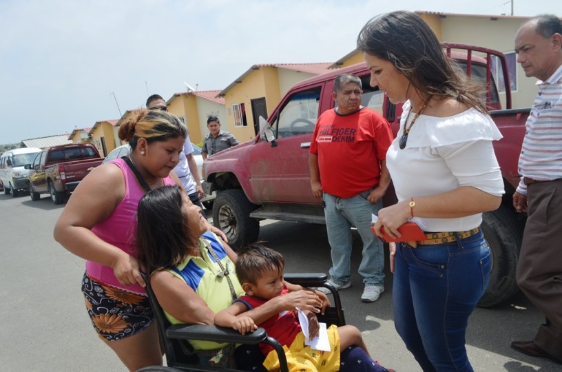 Ministra de la Vivienda, María Alejandra Vicuña, durante su visita al conjunto habitacional Sí Mi Casa de Manta. Manabí, Ecuador.