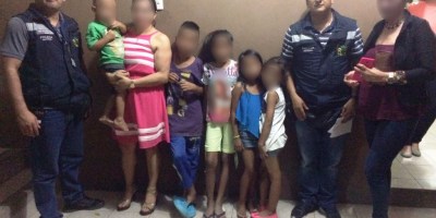 Niños rescatados del abandono y la inmundicia son protegidos por policías de la DINAPEN y funcionarias de la Fundación Sehkinah de Manta. Manabí, Ecuador.