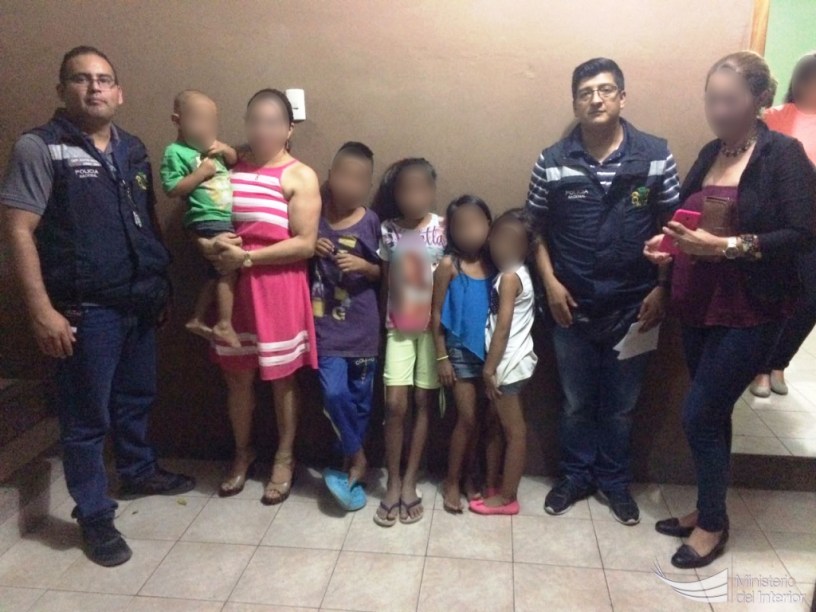Niños rescatados del abandono y la inmundicia son protegidos por policías de la DINAPEN y funcionarias de la Fundación Sehkinah de Manta. Manabí, Ecuador.