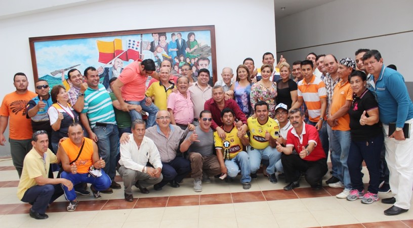 Padres que sirven al municipio de Chone celebran su Día junto a sus oferentes. Manabí, Ecuador.