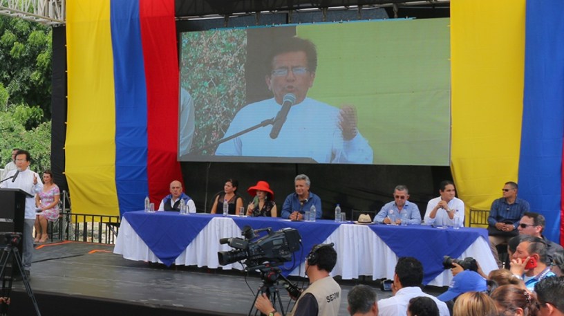 Mesa de autoridades en la entrega de casitas y sillas rodantes para discapacitados en Ceibo Renacer de Manta. Manabí, Ecuador.
