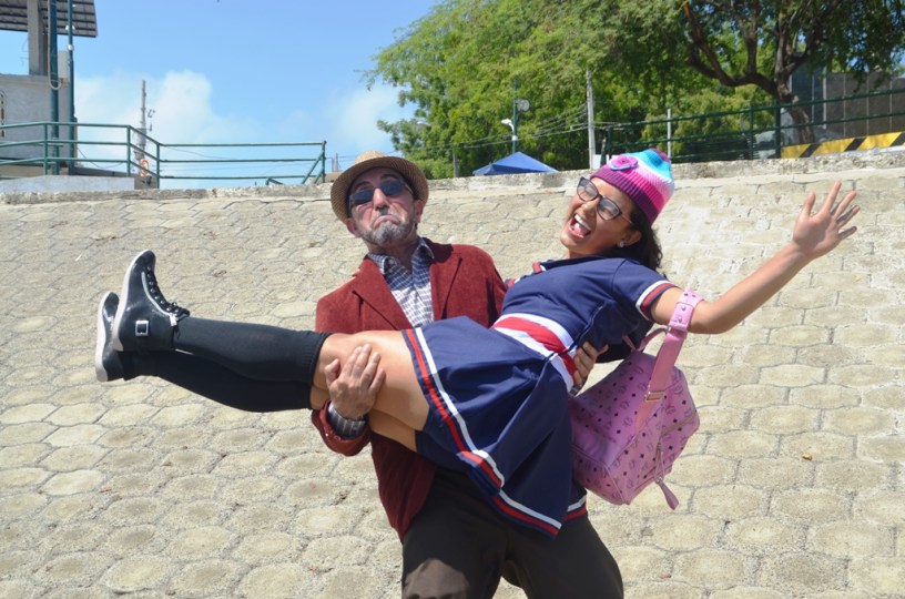 Raymundo Zambrano y Britny Macías, actores de la obra teatral Familia es Familia. Manabí, Ecuador.